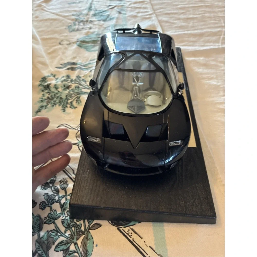 Maisto Special Edition Black Ford GT90 with Blue Rims 1 18 scale Die Cast